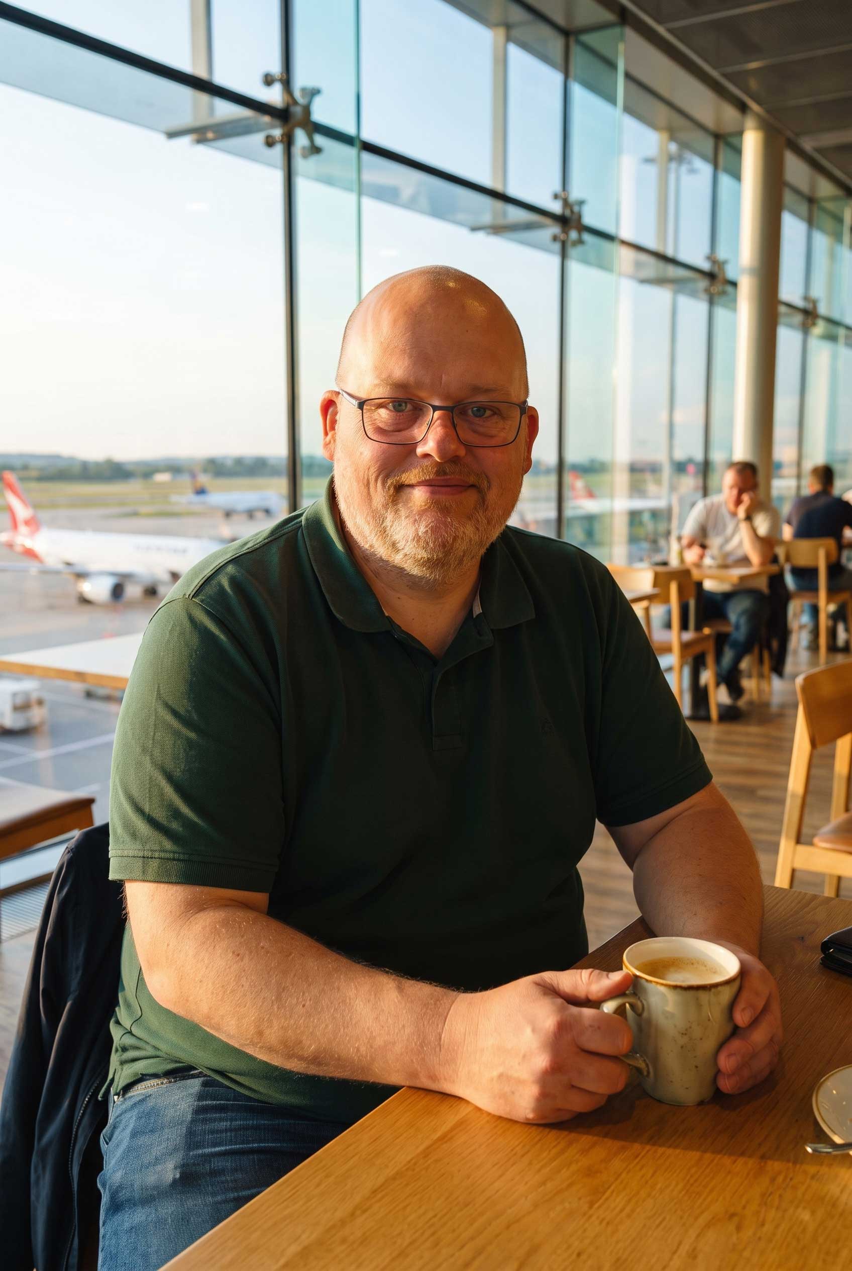 Heiko Lüdemann mit einer Tasse Kaffee